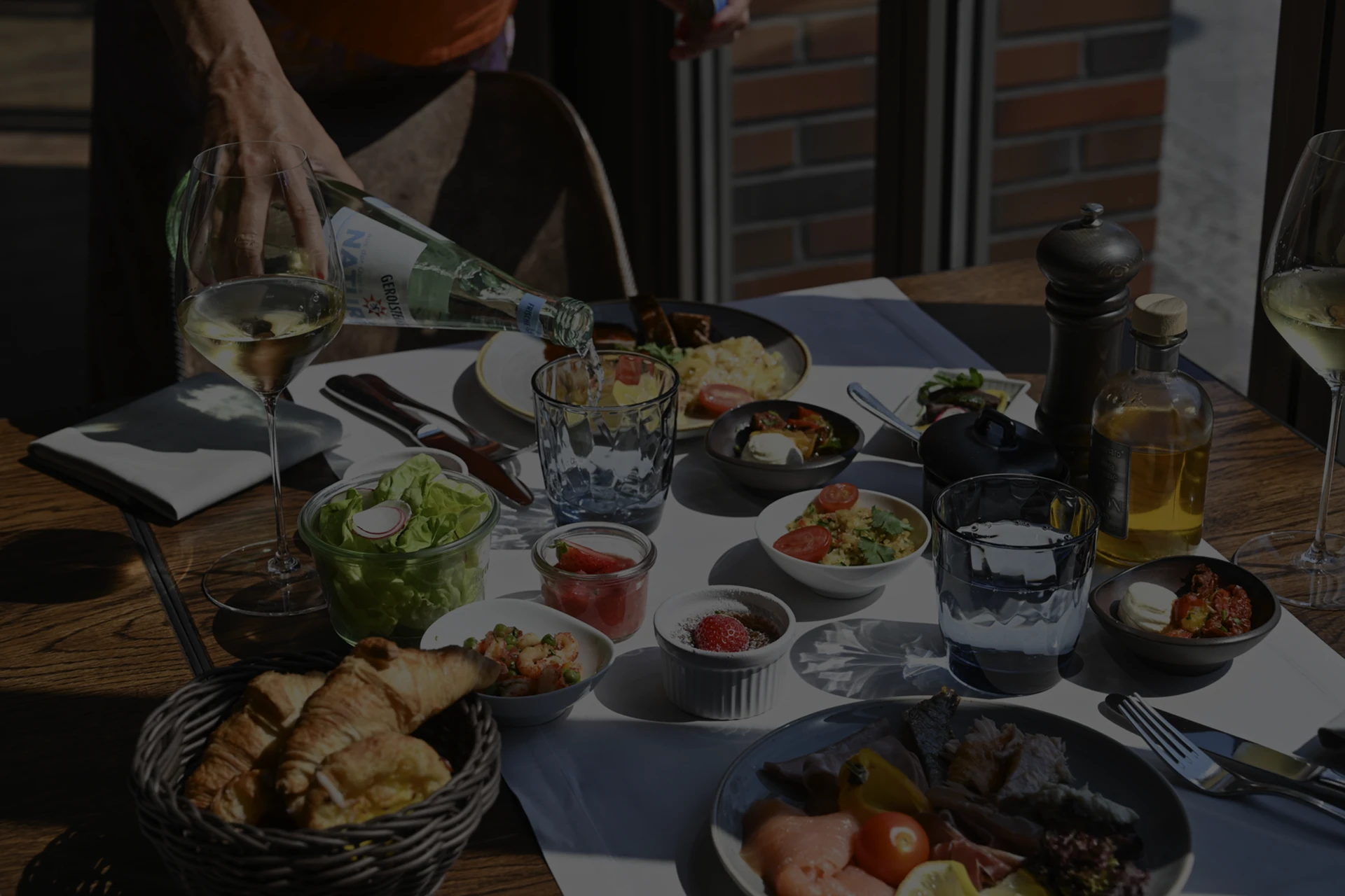 Gedeckter Tisch von unserem Brunch im Carl und Sophie